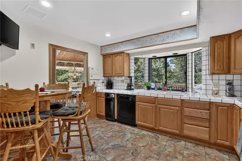 Kitchen - 27427 Pinewood, Lake Arrowhead, CA 92352 photo 1 of 2