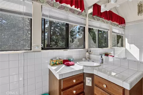 Bath - 27427 Pinewood, Lake Arrowhead, CA 92352 photo 4 of 5