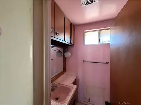 Bath - 965 Hazel Ave, San Bernardino, CA 92410 photo 1 of 6