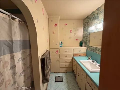 Bath - 965 Hazel Ave, San Bernardino, CA 92410 photo 5 of 6