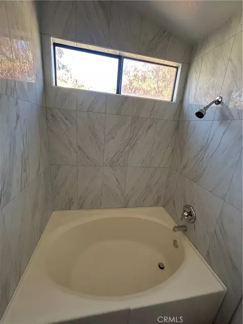 Bath - 1476 Keepsake Ln, Perris, CA 92571 photo 3 of 9