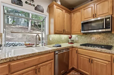 Kitchen - 330 Burnt Mill Rd, Lake Arrowhead, CA 92352 photo 3 of 4
