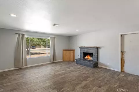 Living - 16050 Pawnee Rd, Apple Valley, CA 92307 photo 4 of 7