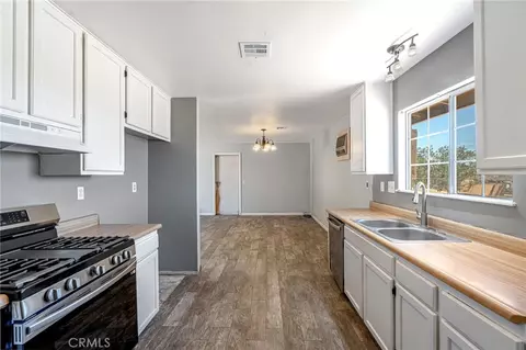 Kitchen - 16050 Pawnee Rd, Apple Valley, CA 92307 photo 4 of 4