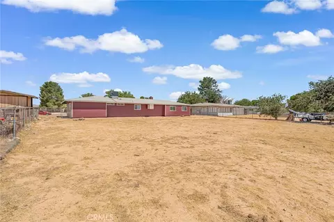 Exterior - 16050 Pawnee Rd, Apple Valley, CA 92307 photo 6 of 9