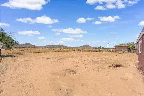 Exterior - 16050 Pawnee Rd, Apple Valley, CA 92307 photo 4 of 9