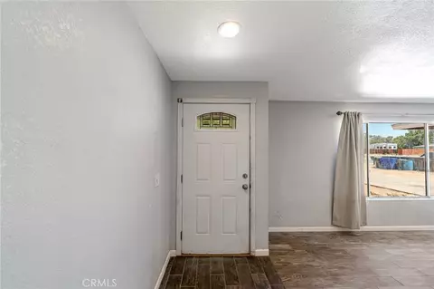 Entry Way - 16050 Pawnee Rd, Apple Valley, CA 92307 photo 2 of 2