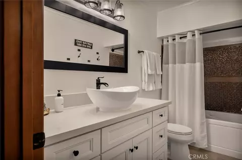 Bath - 345 Summit Rd, Lake Arrowhead, CA 92352 photo 3 of 6