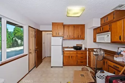 Kitchen - 1050 Jungfrau, Crestline, CA 92325 photo 4 of 4