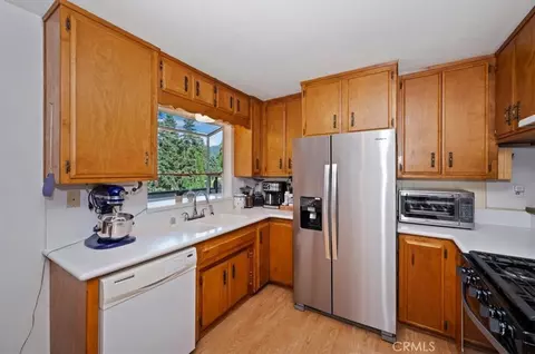 Kitchen - 1050 Jungfrau, Crestline, CA 92325 photo 2 of 4