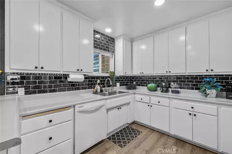 Kitchen - 33475 Bodie St, Yucaipa, CA 92399 photo 3 of 4