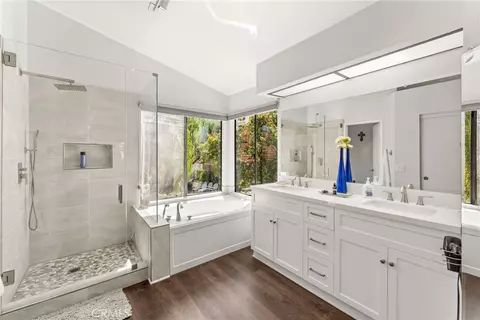 Bath - 30565 Laramie Ave, Redlands, CA 92374 photo 2 of 4