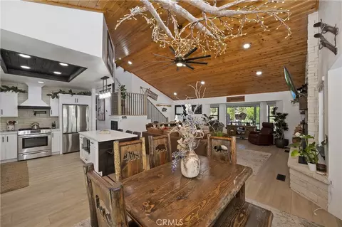 Dining - 154 Lodgepole Pl, Big Bear Lake, CA 92315 photo 2 of 3
