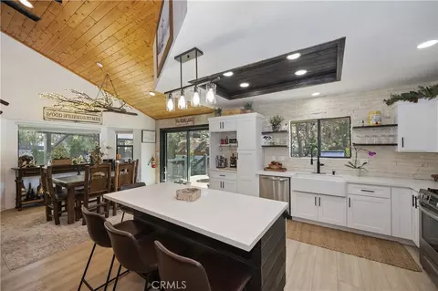 Kitchen - 154 Lodgepole Pl, Big Bear Lake, CA 92315 photo 1 of 4