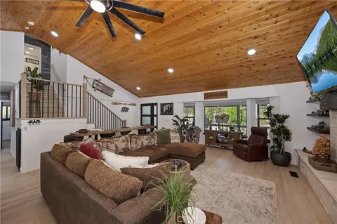 Living - 154 Lodgepole Pl, Big Bear Lake, CA 92315 photo 2 of 4
