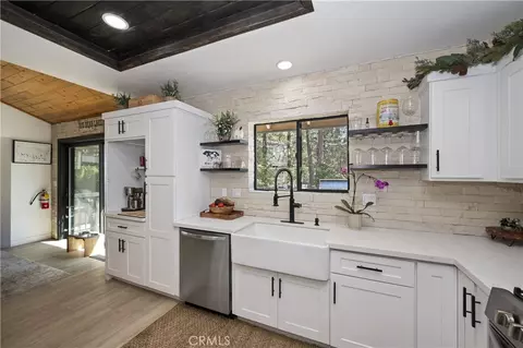 Kitchen - 154 Lodgepole Pl, Big Bear Lake, CA 92315 photo 4 of 4
