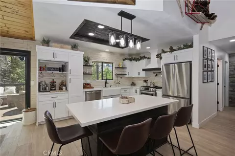 Kitchen - 154 Lodgepole Pl, Big Bear Lake, CA 92315 photo 3 of 4
