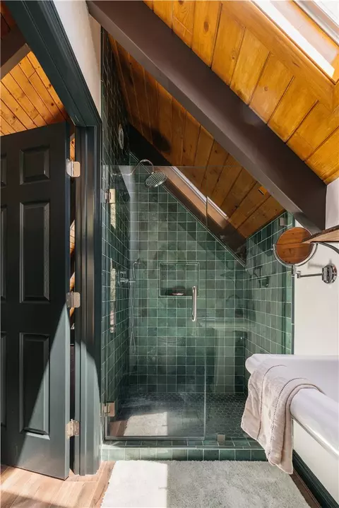 Bath - 1457 Yosemite, Lake Arrowhead, CA 92352 photo 3 of 4