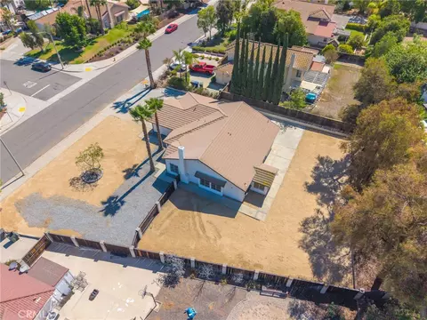 View/Area - 1074 Basilone Dr, Riverside, CA 92506 photo 6 of 7