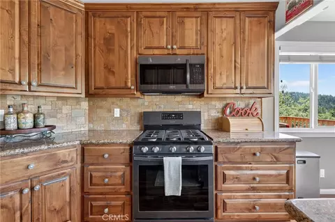 Kitchen - 26695 Modoc, Lake Arrowhead, CA 92352 photo 5 of 6