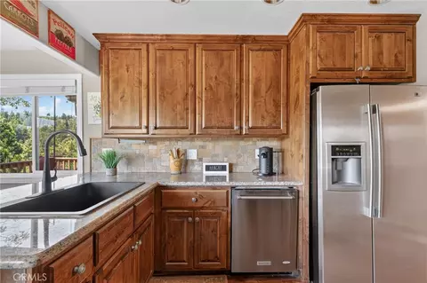 Kitchen - 26695 Modoc, Lake Arrowhead, CA 92352 photo 3 of 6
