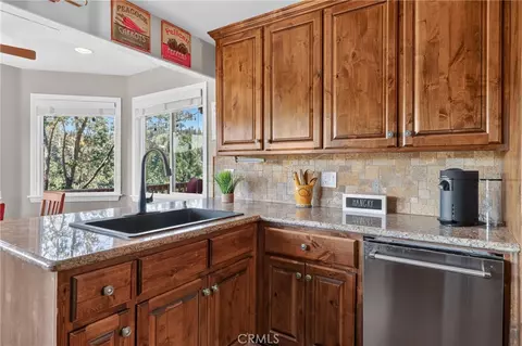 Kitchen - 26695 Modoc, Lake Arrowhead, CA 92352 photo 4 of 6