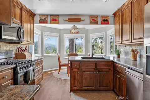 Kitchen - 26695 Modoc, Lake Arrowhead, CA 92352 photo 2 of 6