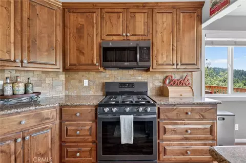 Kitchen - 26695 Modoc, Lake Arrowhead, CA 92352 photo 5 of 6