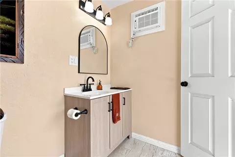 Bath - 5976 Robinson Ave, Riverside, CA 92503 photo 1 of 6