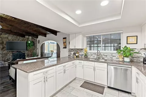 Kitchen - 5976 Robinson Ave, Riverside, CA 92503 photo 4 of 5