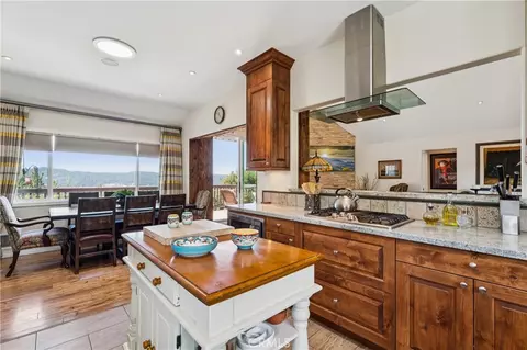 Kitchen - 1298 Yellowstone Dr, Lake Arrowhead, CA 92352 photo 4 of 5