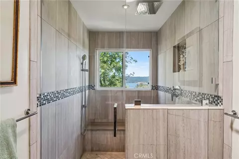 Bath - 1298 Yellowstone Dr, Lake Arrowhead, CA 92352 photo 2 of 9