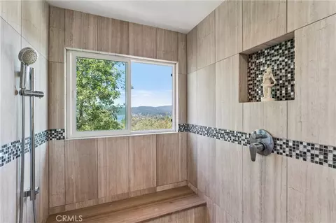 Bath - 1298 Yellowstone Dr, Lake Arrowhead, CA 92352 photo 3 of 9