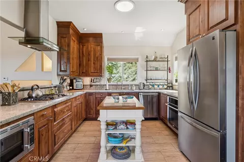 Kitchen - 1298 Yellowstone Dr, Lake Arrowhead, CA 92352 photo 2 of 5