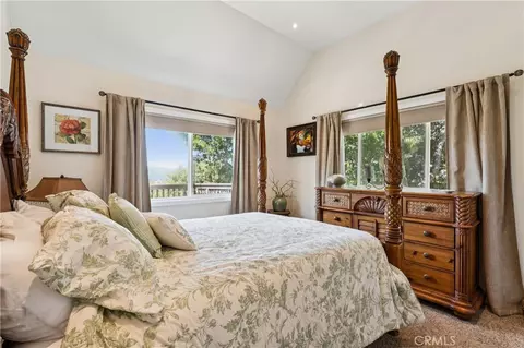 Bedroom - 1298 Yellowstone Dr, Lake Arrowhead, CA 92352 photo 6 of 7