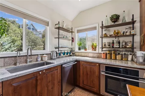 Kitchen - 1298 Yellowstone Dr, Lake Arrowhead, CA 92352 photo 3 of 5