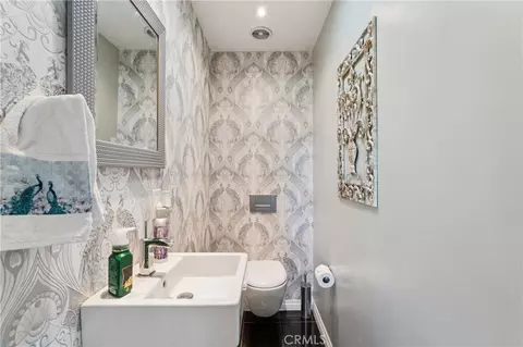 Bath - 1298 Yellowstone Dr, Lake Arrowhead, CA 92352 photo 8 of 9