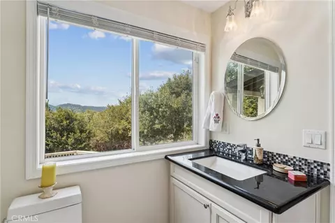 Bath - 1298 Yellowstone Dr, Lake Arrowhead, CA 92352 photo 5 of 9