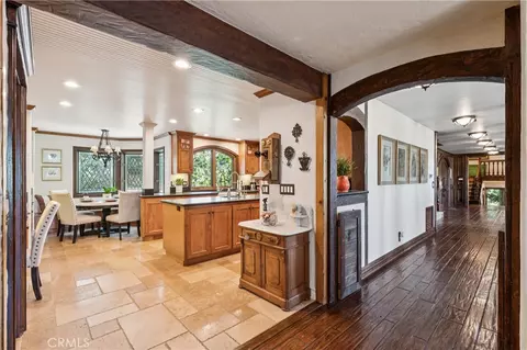 Entry Way - 29162 Bald Eagle Rdg, Lake Arrowhead, CA 92352 photo 2 of 6