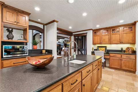 Kitchen - 29162 Bald Eagle Rdg, Lake Arrowhead, CA 92352 photo 2 of 4