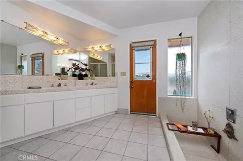 Bath - 28764 Live Oak Rd, Highland, CA 92346 photo 2 of 5