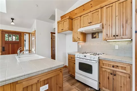 Kitchen - 285 Lilac Way, Cedar Glen, CA 92321 photo 3 of 3