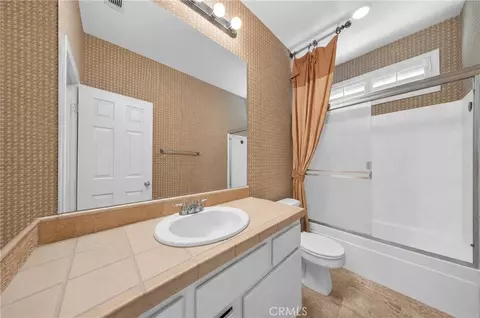 Bath - 17433 Half Moon Ct, Riverside, CA 92503 photo 5 of 6