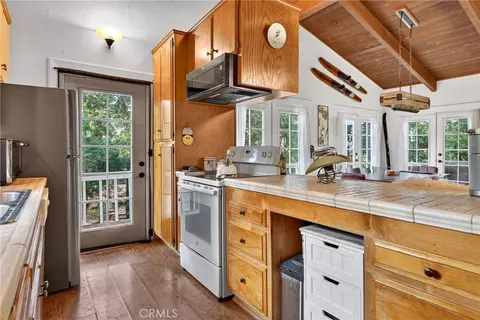 Kitchen - 28975 Alder Ter, Cedar Glen, CA 92321 photo 4 of 6