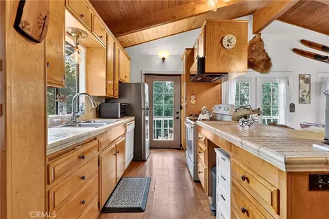Kitchen - 28975 Alder Ter, Cedar Glen, CA 92321 photo 1 of 6