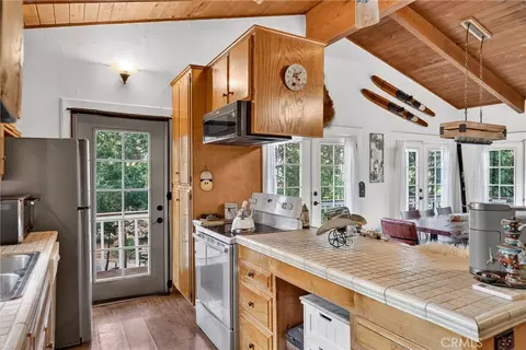 Kitchen - 28975 Alder Ter, Cedar Glen, CA 92321 photo 3 of 6