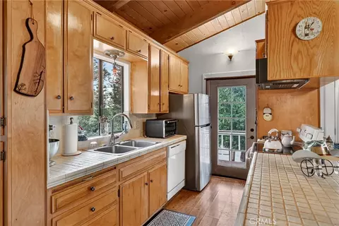 Kitchen - 28975 Alder Ter, Cedar Glen, CA 92321 photo 2 of 6