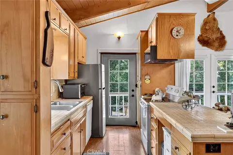 Kitchen - 28975 Alder Ter, Cedar Glen, CA 92321 photo 5 of 6