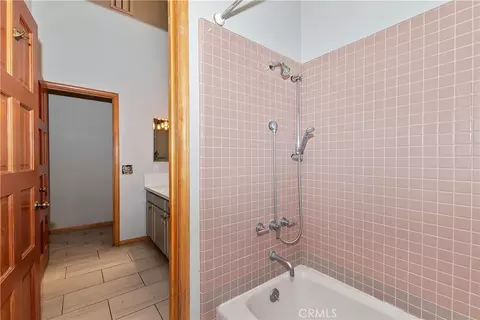 Bath - 733 Winterset Ct, Big Bear Lake, CA 92315 photo 4 of 4