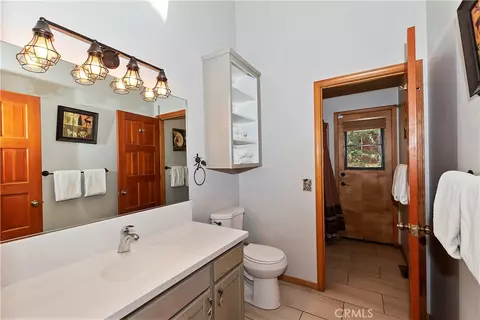 Bath - 733 Winterset Ct, Big Bear Lake, CA 92315 photo 3 of 4